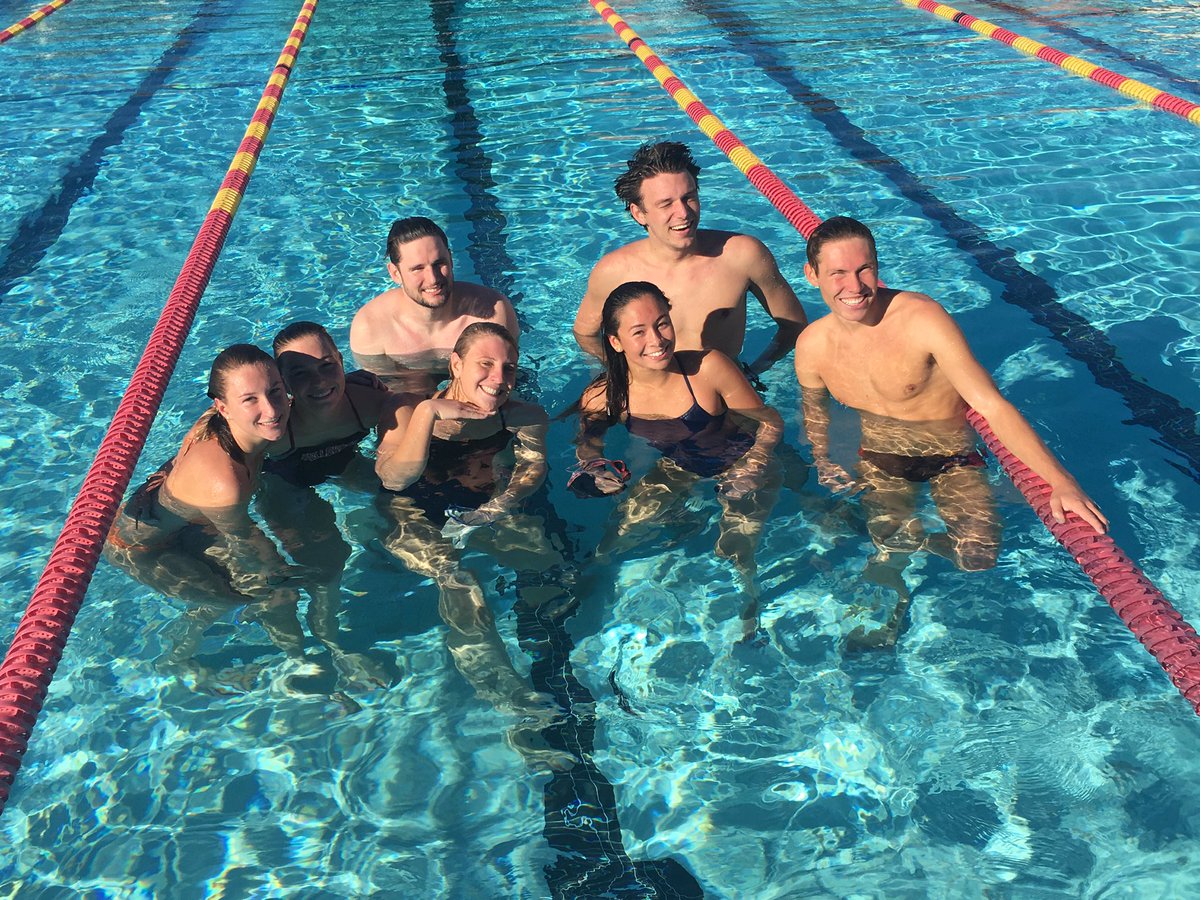 FallbrookSwim's tweet image. Some of our alumni at the end of Thanksgiving morning practice.