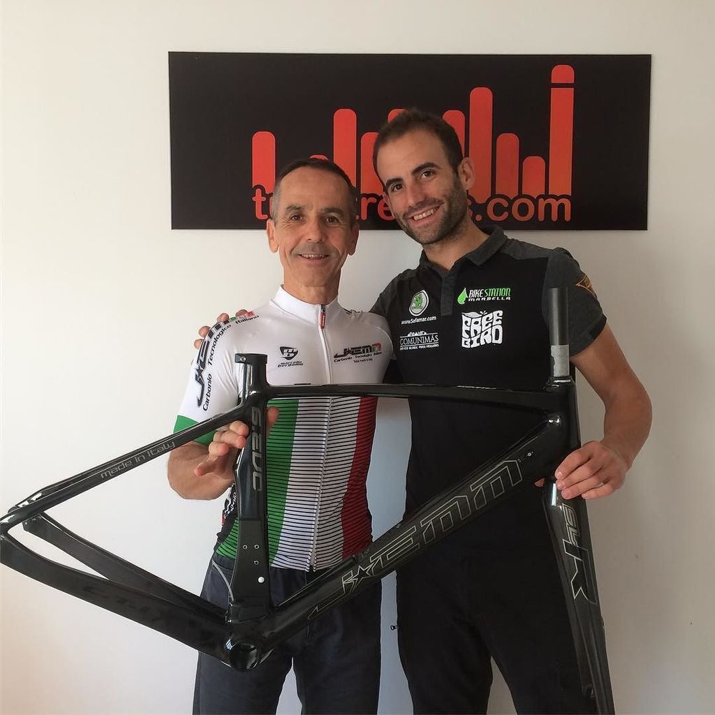 abarberov's tweet photo. Un placer poder hacer entrega de su cuadro @jemmbikes modelo: 6.EVO 1K. Ahora a disfrutar de algo inigualable y 101% a medida. #tuentrenas #c4us @tuentrenas https://t.co/f9TgnZ5wFD https://t.co/WC9QzdMLt9