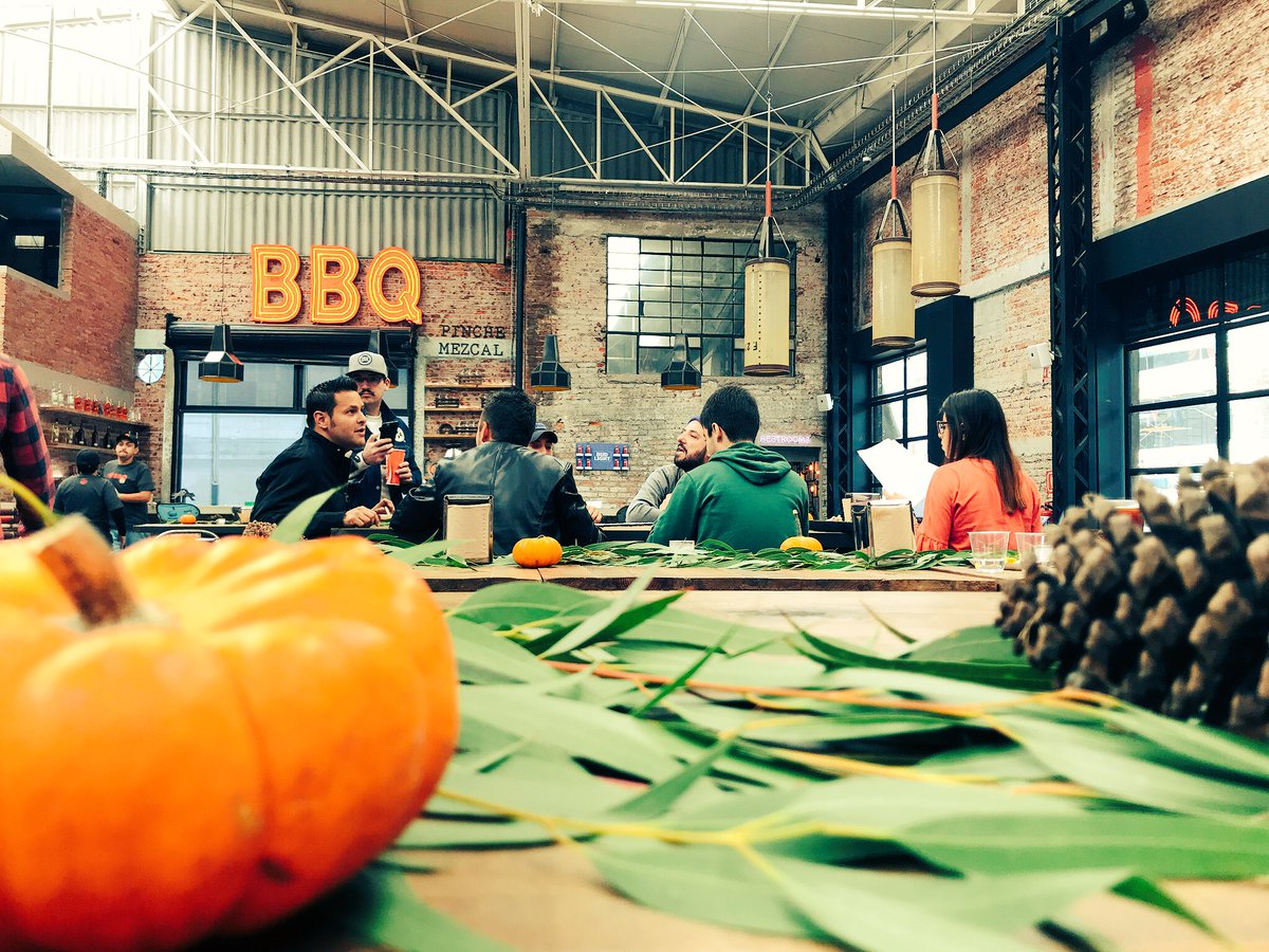 PincheGringoBBQ's tweet photo. Así las cosas en el #PincheThanksgivingFeast desde #PGBBQWarehouse - ¡vengan a dar gracias y a darnos un abrazo! https://t.co/WVe9qnTzRO