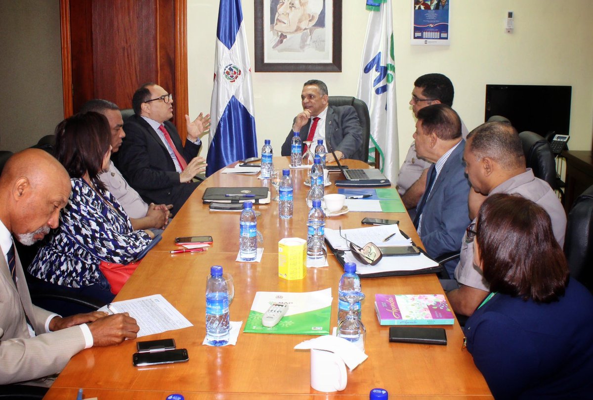 Gobierno colombiano colaborará con República Dominicana en modernización de Policía Nacional, transporte y en la capacitación de los empleados y funcionarios públicos. goo.gl/Jgj8Yz vía <a href="/acentodiario/">acento.com.do</a>