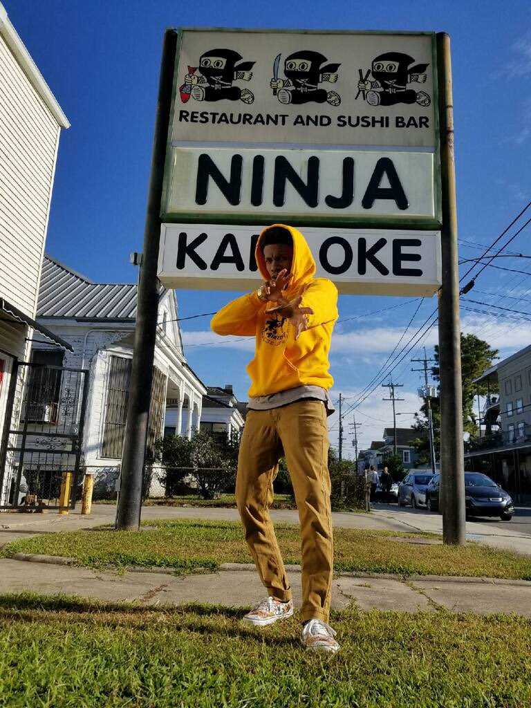 GoodNews_Bas's tweet photo. Yellow Hood. Spreading love to the masses is my NINJA WAY✨✨ https://t.co/0B6mmeRVOi