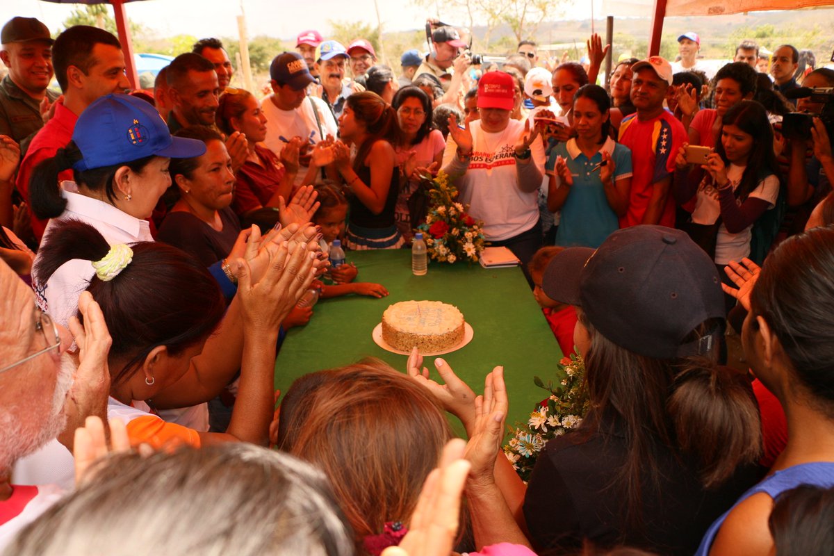 gestionperfecta's tweet photo. Junto al pueblo de El Potrero le cantamos cumpleaños a nuestro Presidente Obrero Nicolás Maduro. Desde el estado Lara reciba todo nuestro apoyo y amorosas felicitaciones! La lucha sigue mi Comandante! https://t.co/mgMauOMo0C