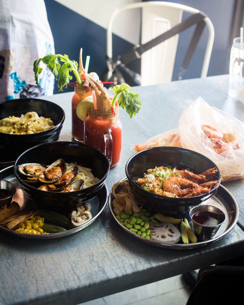 We like to think that all our menu items are delicious, but our #HoolyBowls are unbelieva-BOWL! Light on mess, packed with flavour and perfect for a filling, healthy lunch or dinner. 👌