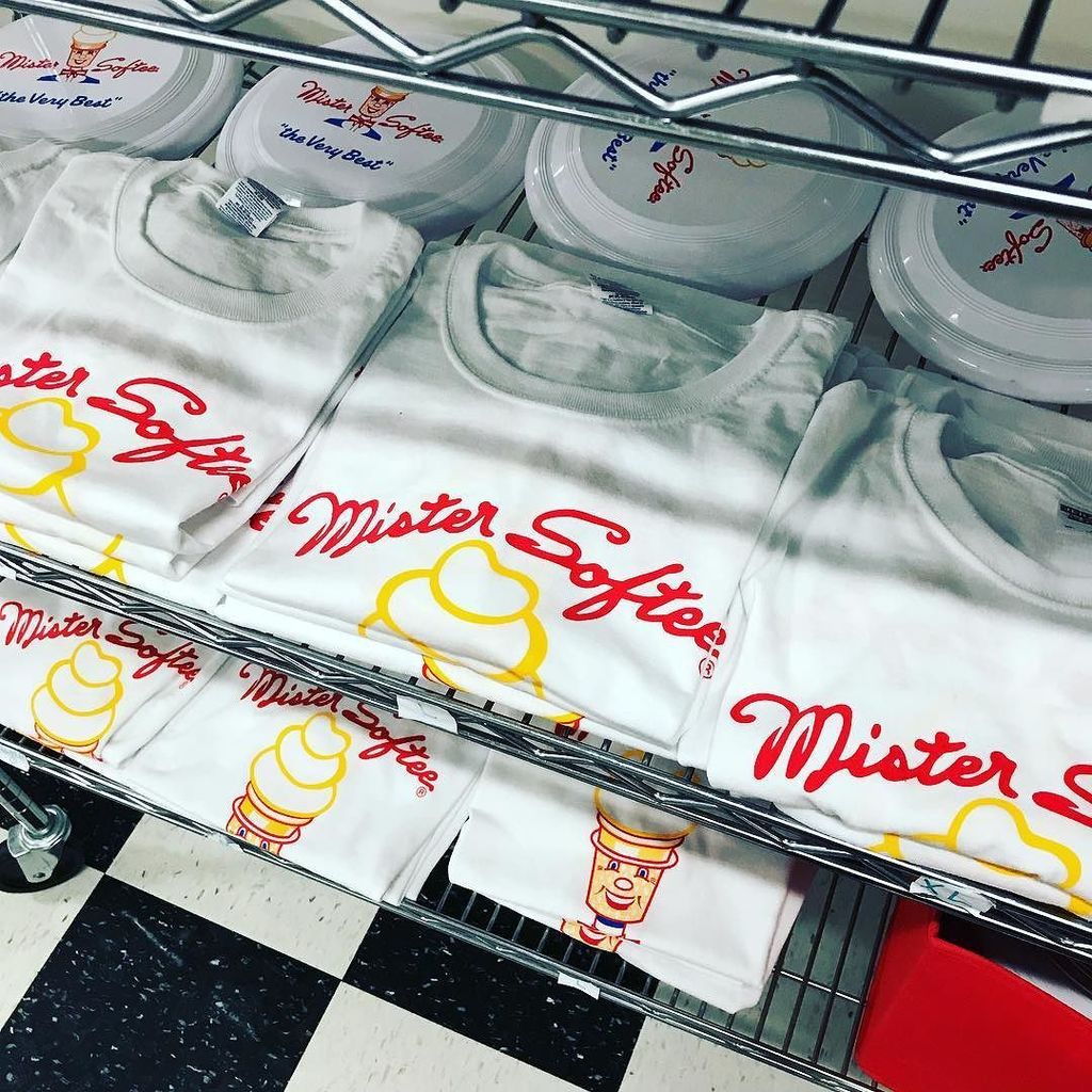 tomdolby's tweet image. ❤️ that these stores still exist! #MrSoftee #retro #vintage #Americana #smalltown ift.tt/2zx936g