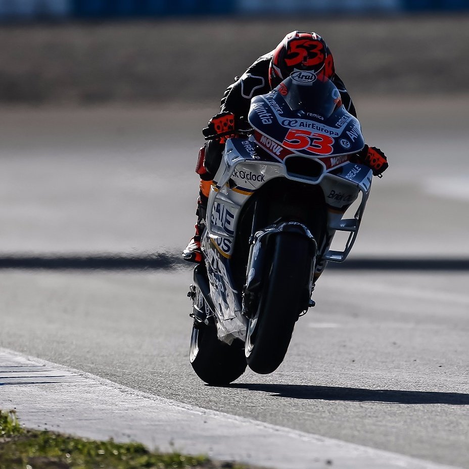 TitoRabat's tweet photo. Acabamos contentos el último test del año, con ganas ya de volver en 2018 @realeavintia! 🙌 #2018StartsNow #ducatone Great job to finish the year, see you in 2018 guys! https://t.co/37ESJLtBwU
