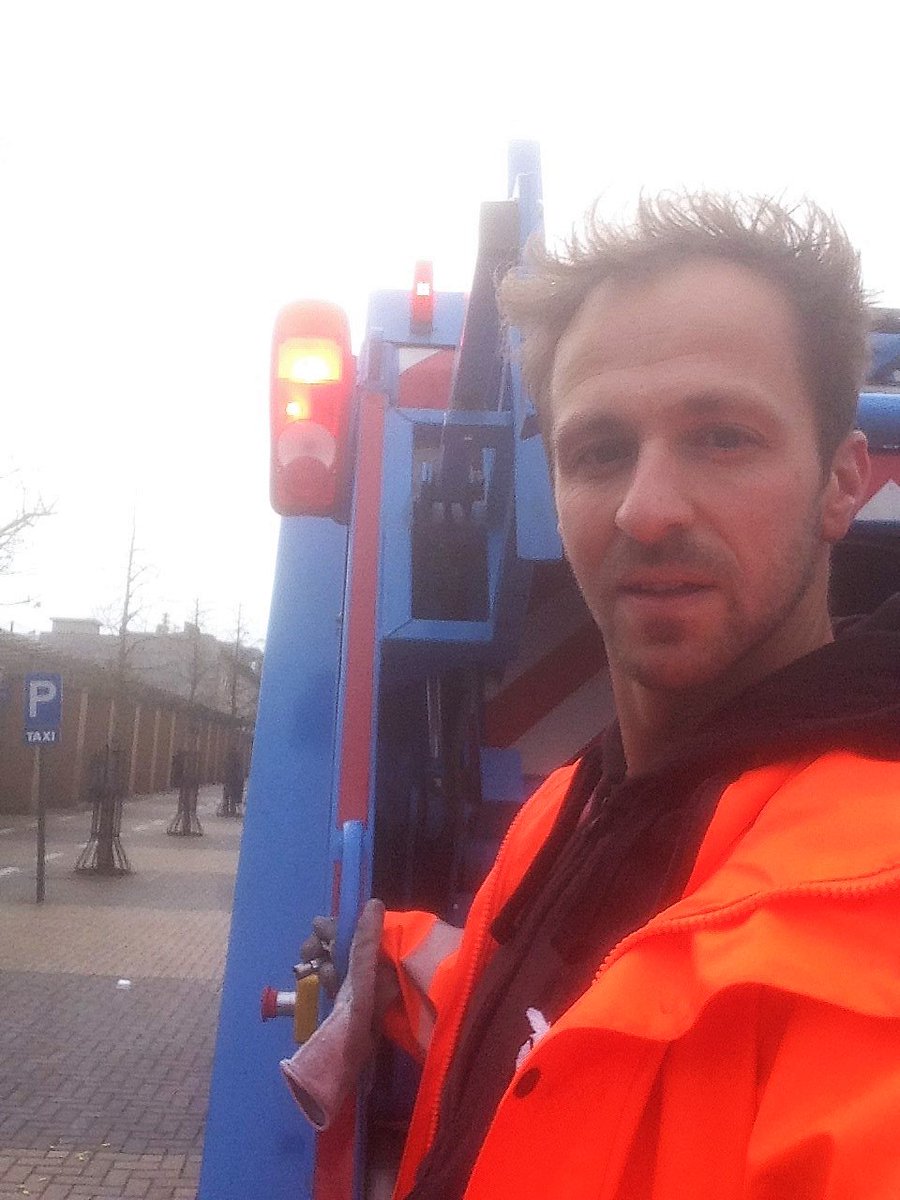 FreDePesseroey's tweet photo. Meestal in een hemd aan de vergadertafel --- Af en toe in een werkpak op de straat  #UprgradeVuilbakkenplanMechelen https://t.co/78tBSZpTqw