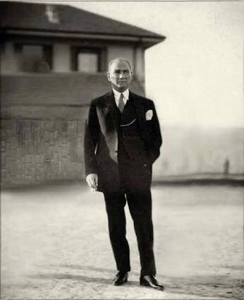 Başöğretmenimizin çizdiği ufukta hiç durmadan ilerleyen tüm öğretmenlerimizin öğretmenler günü kutlu olsun...