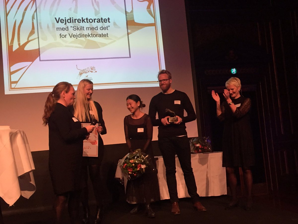 martinpaavej's tweet image. Et stort skulderklap fra PR branchen. Mine fremragende kolleger fra Vejdirektoratet har lige vundet årets PR-Tiger for bedste PR-indsats for offentlig myndighed for kampagnen Skilt med det. Hip hip! #dktrp @vejdirektoratet