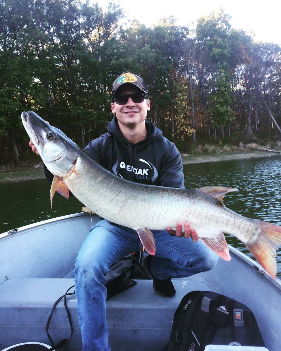 Andrew12George's tweet photo. Thankful for the fish and my family because they keep me sane #HappyThanksgiving https://t.co/gwKhMNl24E