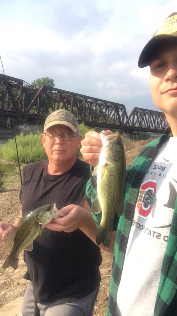 Andrew12George's tweet photo. Thankful for the fish and my family because they keep me sane #HappyThanksgiving https://t.co/gwKhMNl24E