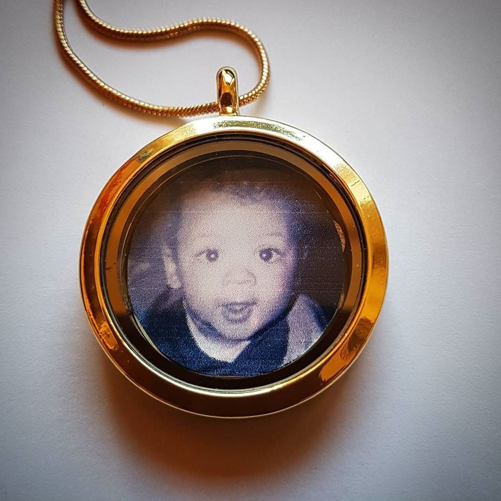 Angel_Lockets's tweet photo. Why not get a photo of your loved ones in a locket? Perfect personalised gifts this Christmas...
Your Locket, Your Design, Your Story... What's going in yours?
#memorylocket #lockets #christmas #giftideas #handmadejewelry #handmade #memories #love #fami… https://t.co/LXtnKyzYxD https://t.co/p9BYmyXv5U