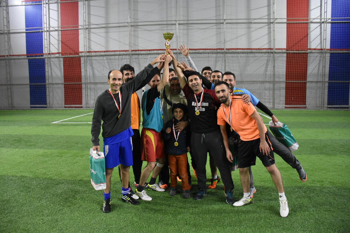 Sponsorluğunu üstlendiğimiz     24 Kasım Öğretmenler günü vesilesiyle Dargeçit Eğitim Bir-Sen temsilciliği tarafından öğretmenler arasında düzenlenen futbol turnuvası Şampiyonu Vatan İlköğretim Okulu oldu.
@DargecitBelTr