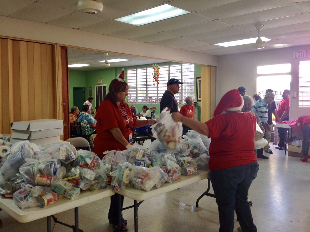 cfsepr's tweet photo. Pese a las adversidades tras el paso del huracán María, humacaeños reciben la Navidad y dan gracias en actividad del #EmergencyStopAndGo de la Primera Dama @BeatrizRossello y la Corporación del Fondo @cfsepr #FortalezaParaTi https://t.co/z5WoGILuDd