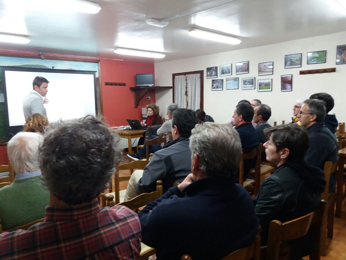 socialistasirun's tweet photo. Sigue nuestro Alcalde @jasantano recorriendo los barrios de #Irun para hablar con sus vecin@s y escuchar sus opiniones, propuestas, sugerencias. Hoy toca #Meaka #ElAlcaldeEnLosBarrios #cercania #EscuchaActiva https://t.co/L45GCcePiU