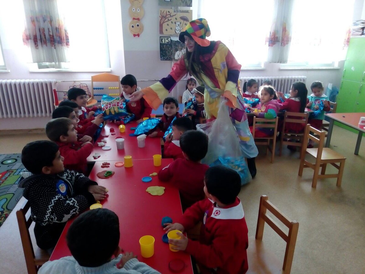 Ahbap_Gaziantep's tweet photo. Dünya Çocuk Hakları Günü sebebiyle Gaziantep Fehmi Kasapoğlu İlkokuluna ziyarette bulunduk, çocuklarla keyifli vakit geçirip; oyunlar oynadık, çocuk hakları hakkında bilgiler verdik. @haluk_levent @ahbapplatformu https://t.co/Yn6COofZl8