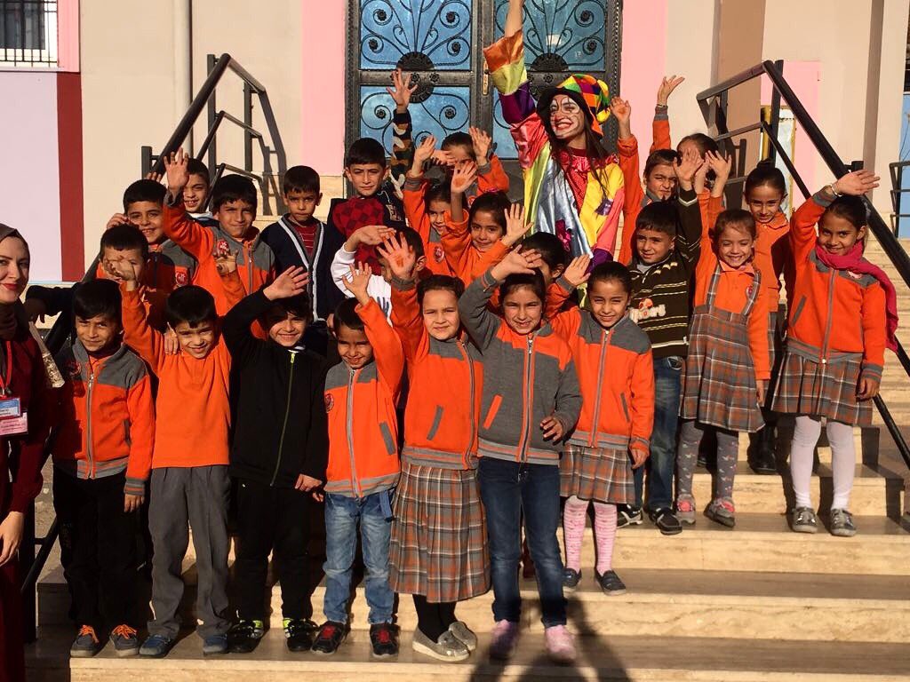 Ahbap_Gaziantep's tweet photo. Dünya Çocuk Hakları Günü sebebiyle Gaziantep Fehmi Kasapoğlu İlkokuluna ziyarette bulunduk, çocuklarla keyifli vakit geçirip; oyunlar oynadık, çocuk hakları hakkında bilgiler verdik. @haluk_levent @ahbapplatformu https://t.co/Yn6COofZl8