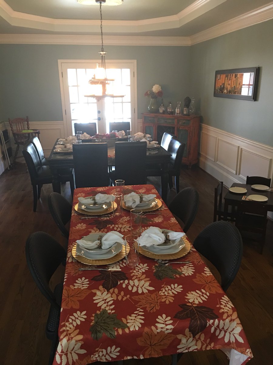 JasonRbach's tweet photo. Kids, older kids, adults and baby. #prefeast https://t.co/2vC3Lw9xe9