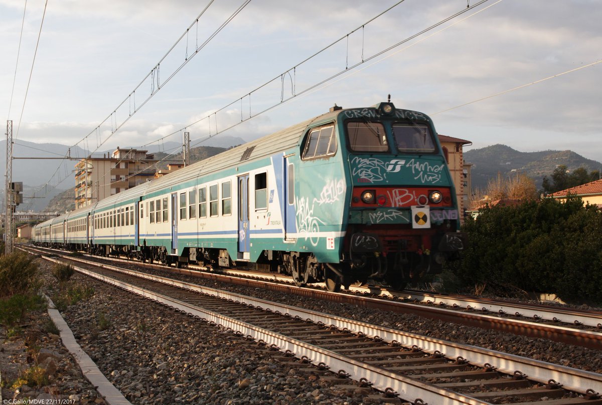 fanta931's tweet photo. MDCV FS en tête d'un train régional Vintimille Gêne arrivant à Bordighera le 22 Novembre 2017
#fs #mdve https://t.co/xaWXLYeqgz