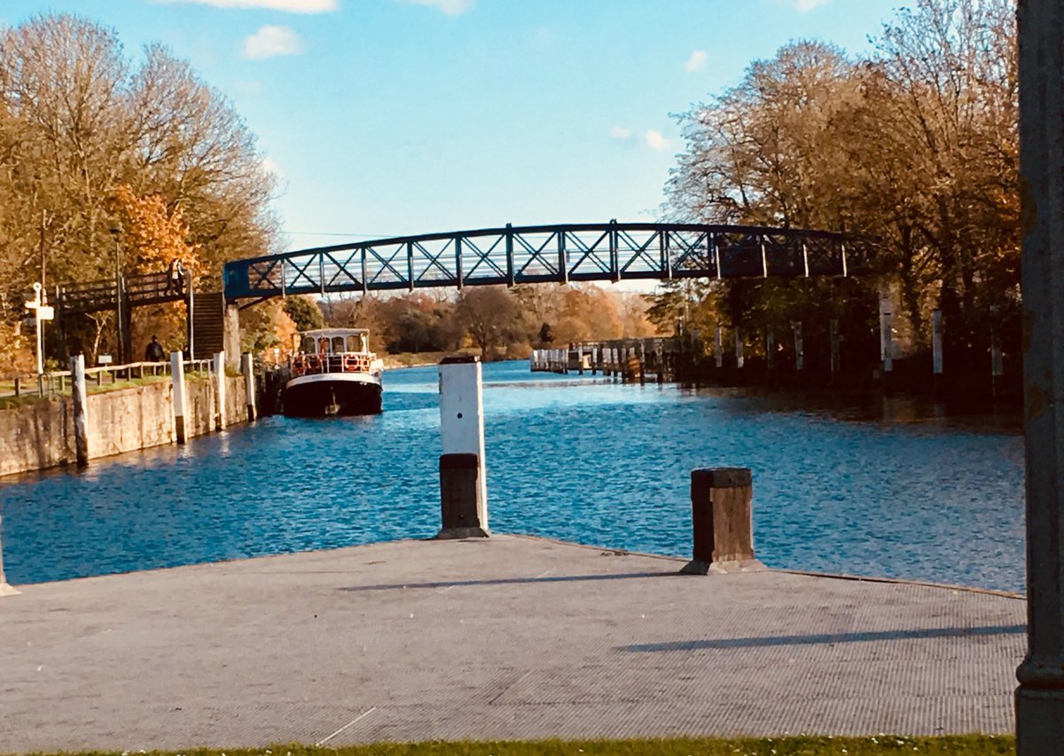 suekahn's tweet photo. @TheVenturer - Lovely day on the Thames Venturer @TeddingtonLock with pupils from #EarlsfieldPrimarySchool. Well worth a visit. #thamesboatproject.org https://t.co/BxTiBSOQBd