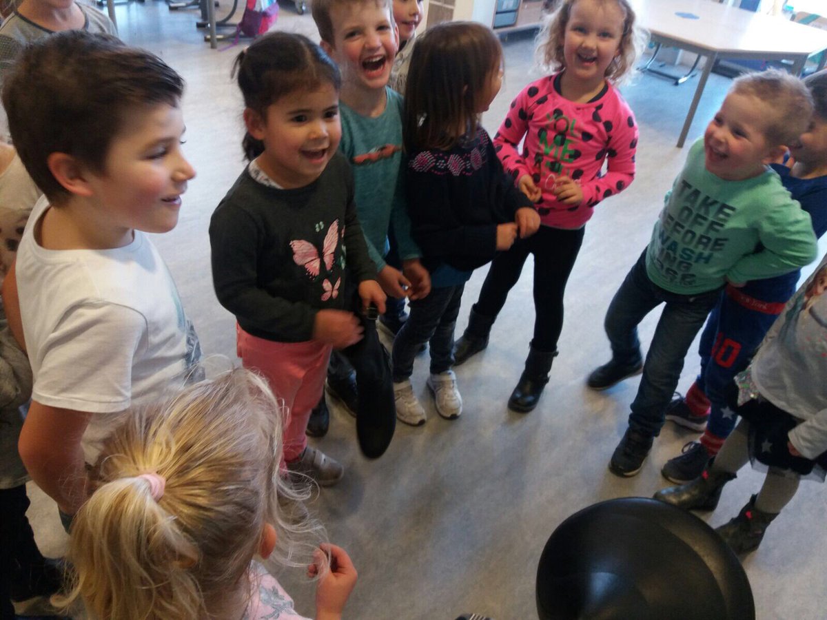 #rommelpiet #escaperoom piet en ...hoera tussen al die breinbrekers en rommel, kreeg de juf onverwacht ook een pakje in haar laars.