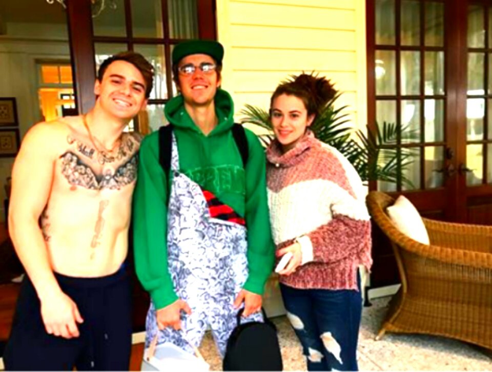 TheBiebsFtDemi's tweet photo. HE IS SPENDING THANKSGIVING WITH THE BEADLES. I'M OH SO EMOTIONAL. 😍😍😍 @justinbieber @godsgirl8494
#Jaitlin https://t.co/wj03RhPnax