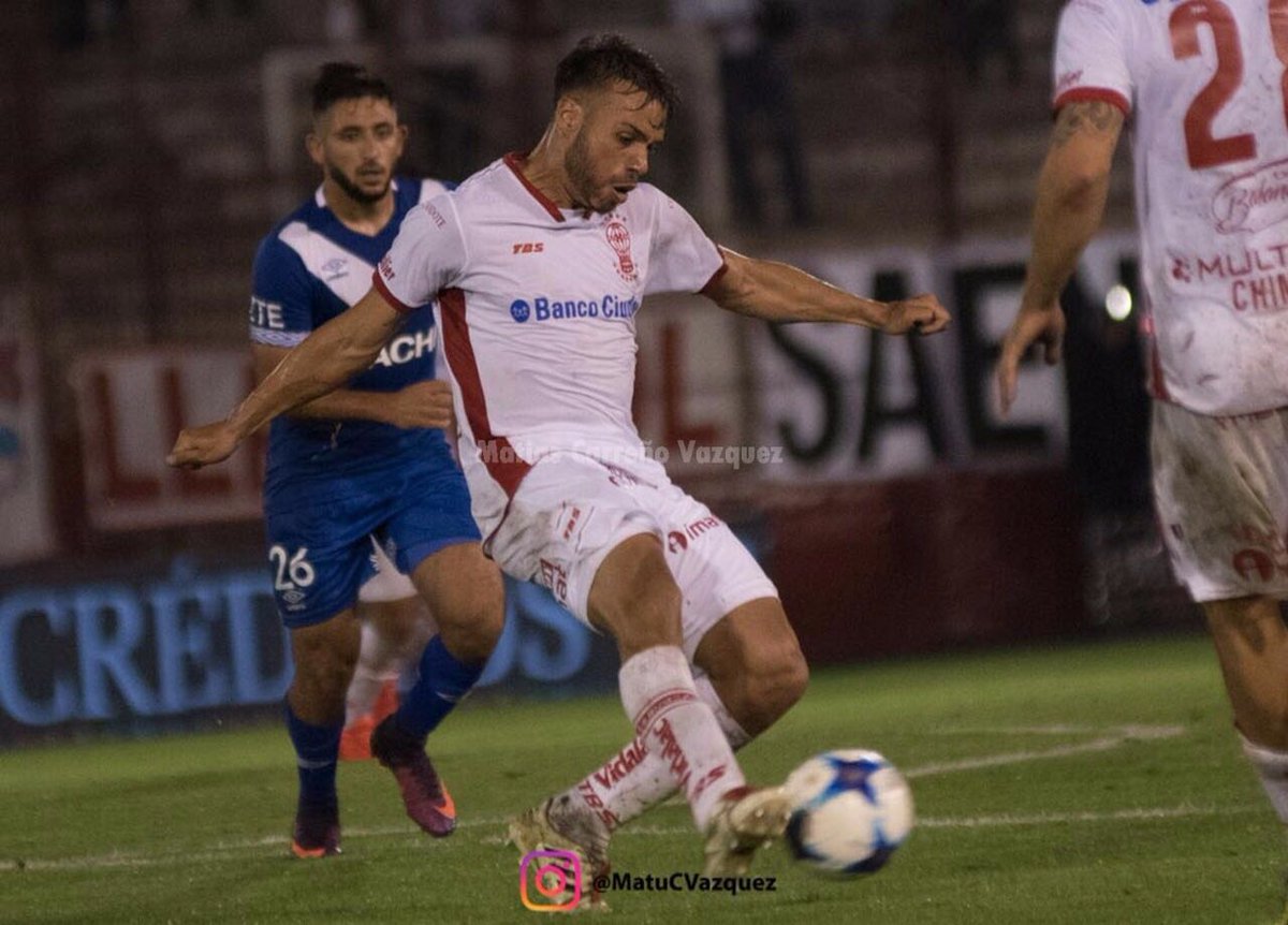 AdriCalello's tweet photo. En la previa de una nueva final ante #Chacarita, algunas fotitos más del triunfazo ante Velez. 😊  

¡Vamos @CAHuracan! ⚪🔴⚪

PH: @MatuCVazquez https://t.co/iaJ93DDTxh