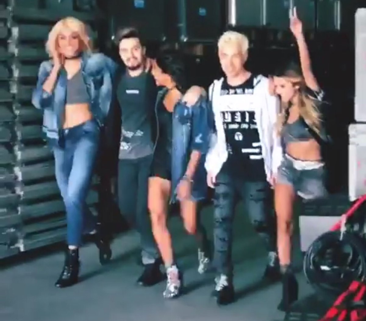 othiagoayres's tweet photo. Um squad desses bicho. 🔥 #COKESTARS @manugavassi @pabllovittar @DiFerrero @LucyAlves @luansantana ✨ https://t.co/8oM5KLG73C