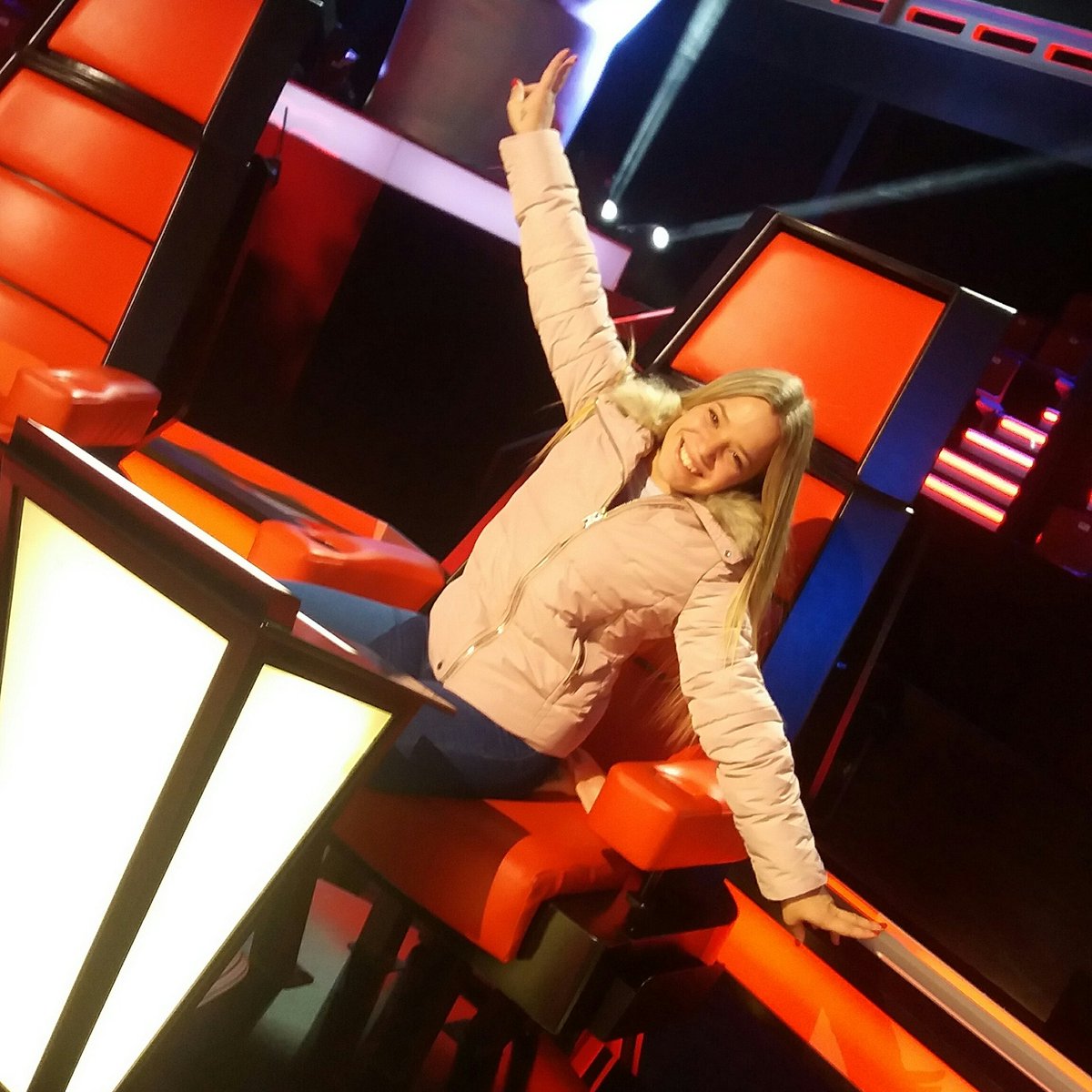 LunaGLaVoz's tweet photo. Ya va quedando menoss !!!! 👏🍀
@lavoztelecinco @manuelcarrasco_  @grupoboomerang #LleganLosDirectos 🎶✌ https://t.co/IHyEDoBUis