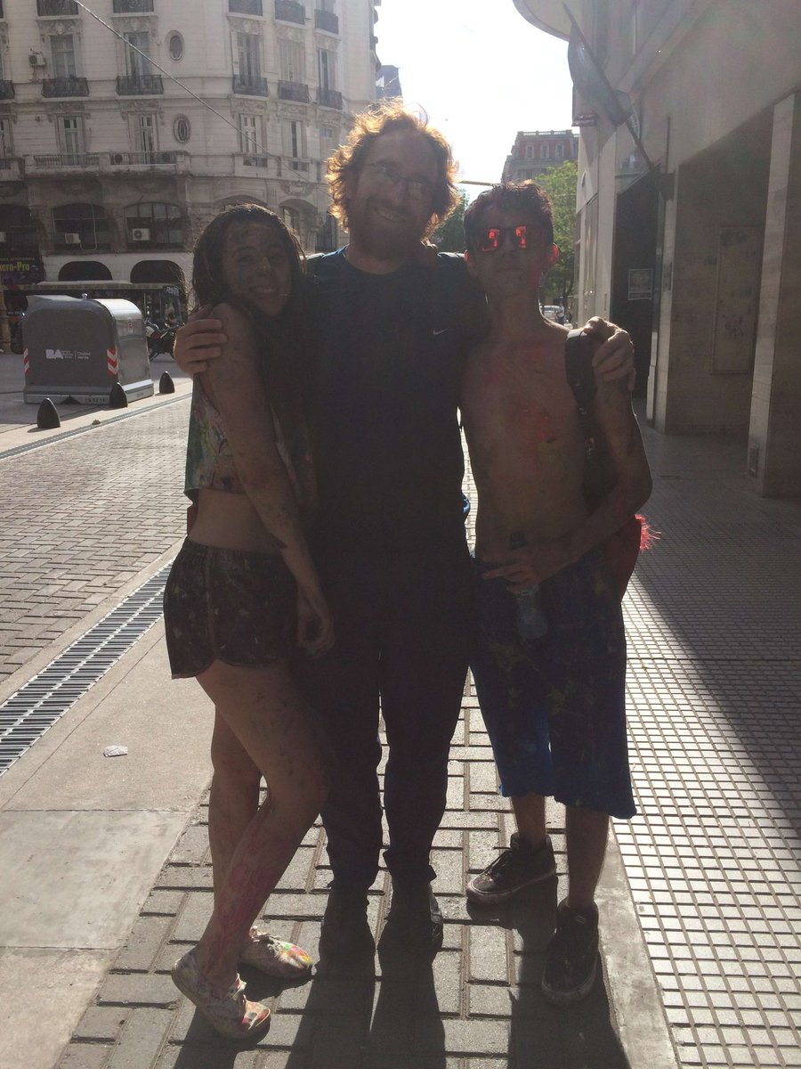 Sobrehistorieta's tweet photo. Acá tras #LaVuelta (y a #lavuelta del #ILSE) con Valen (alias "Amélie", 3ro 5ta) & Valen (aka "Iacho Beat Box", 3ro 4ta). #fotón #capxs #smile #soles @ValuBarLarralde @valenmorall https://t.co/5NJgzaahf2