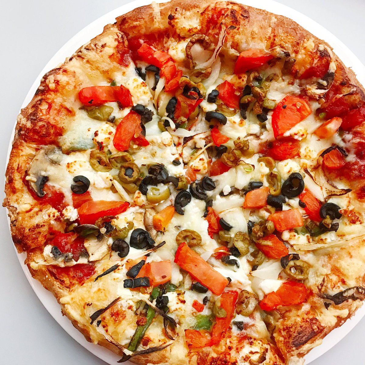 La nouvelle #pizzadumois aux légumes et fromage de chèvre 🍕 Miam! #lavraiepizzamontréalaise #prontomtl #plateaumontroyal