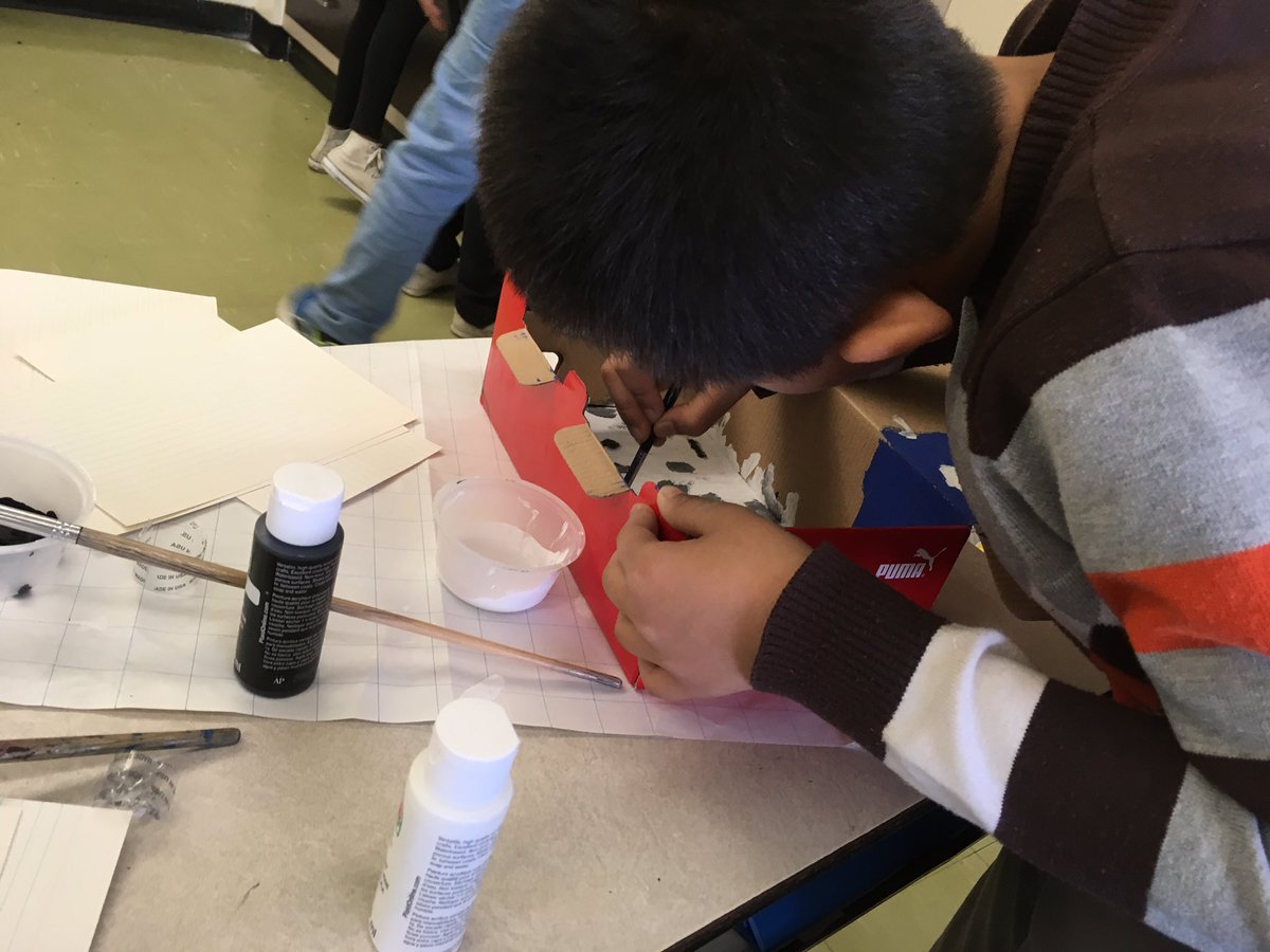 RemekieEdwards's tweet photo. Working on habitats dioramas @GracedalePS https://t.co/gUTqTRdPMh