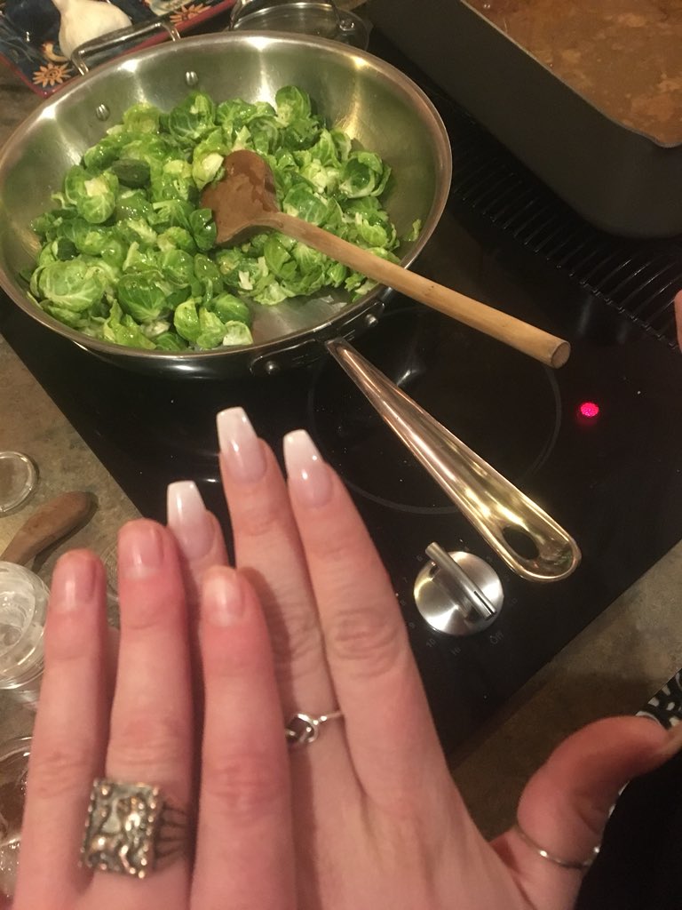 giiitteeelaware's tweet photo. “My nails are too short” https://t.co/zUw4hU9g2l