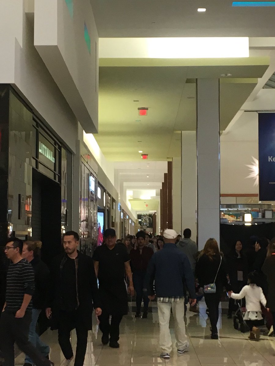 Christie_Ileto's tweet photo. Cherry Hill Mall is swarming with shoppers trying to get a head start on Black Friday sales. #GrayThursday @6abc https://t.co/jrvmiEdt9n