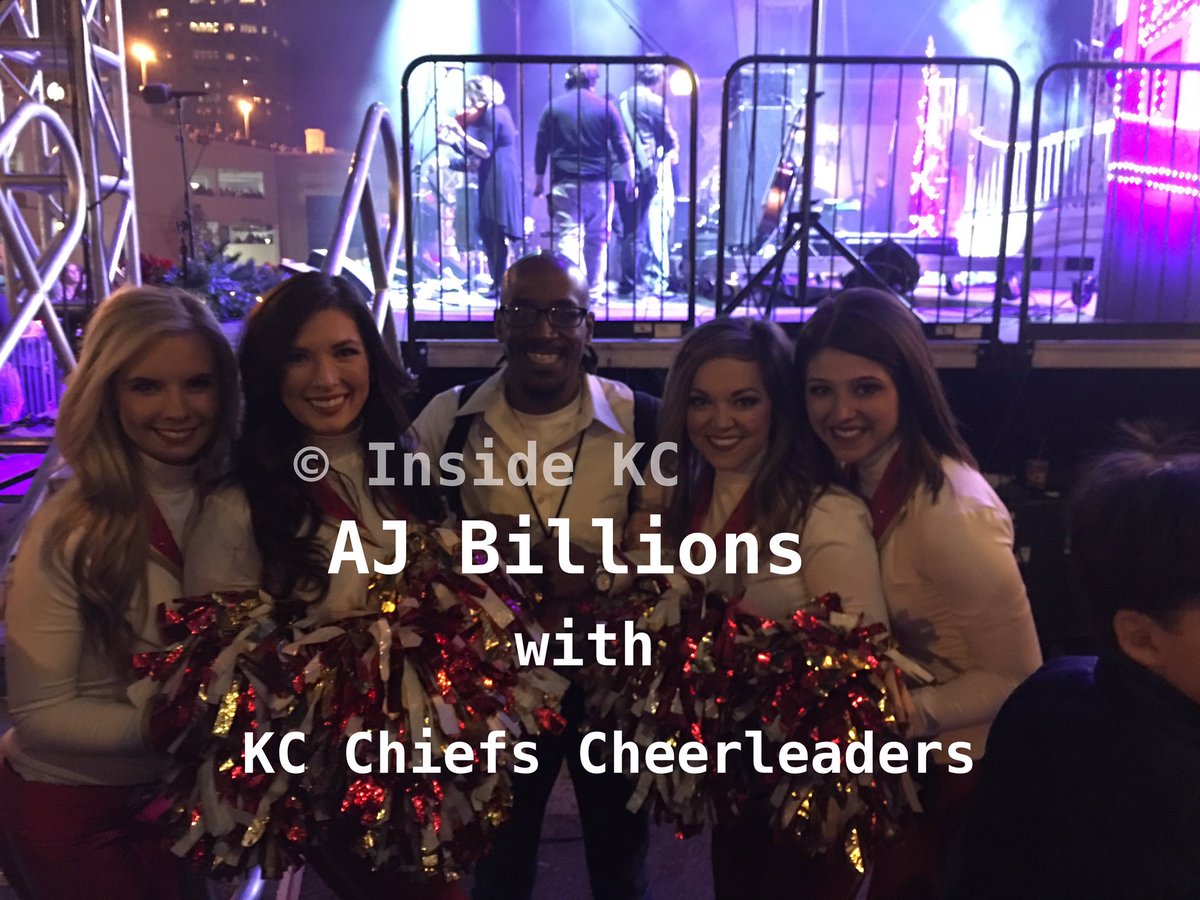 insidekc's tweet photo. Our @iamajbillions with #KC @ChiefsCheer!!!

Less than 10 min till #fliptheswitch

#PlazaLighting
@KCMO
@ThePlazaKC 

The Plaza https://t.co/NDL8Dhc5pX