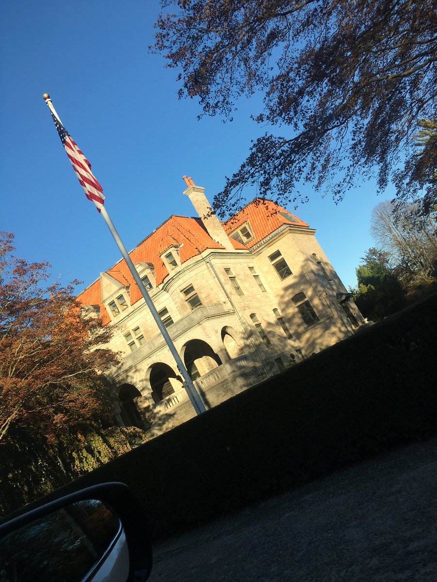 Flavalava3's tweet photo. @THarrisBHS Enjoying Newport mansions! #mansiontours #dathouse https://t.co/jJujGtCxRH