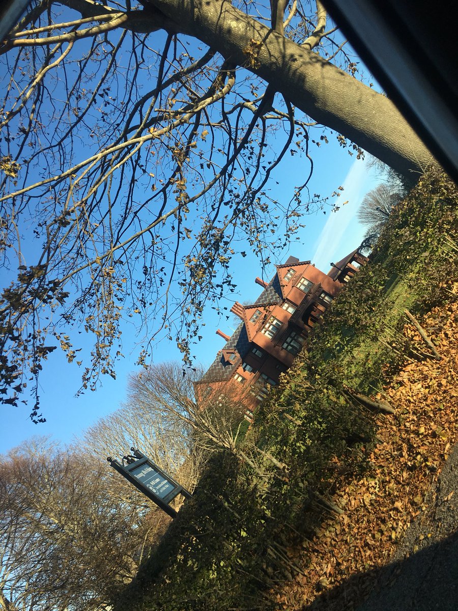 Flavalava3's tweet photo. @THarrisBHS Enjoying Newport mansions! #mansiontours #dathouse https://t.co/jJujGtCxRH