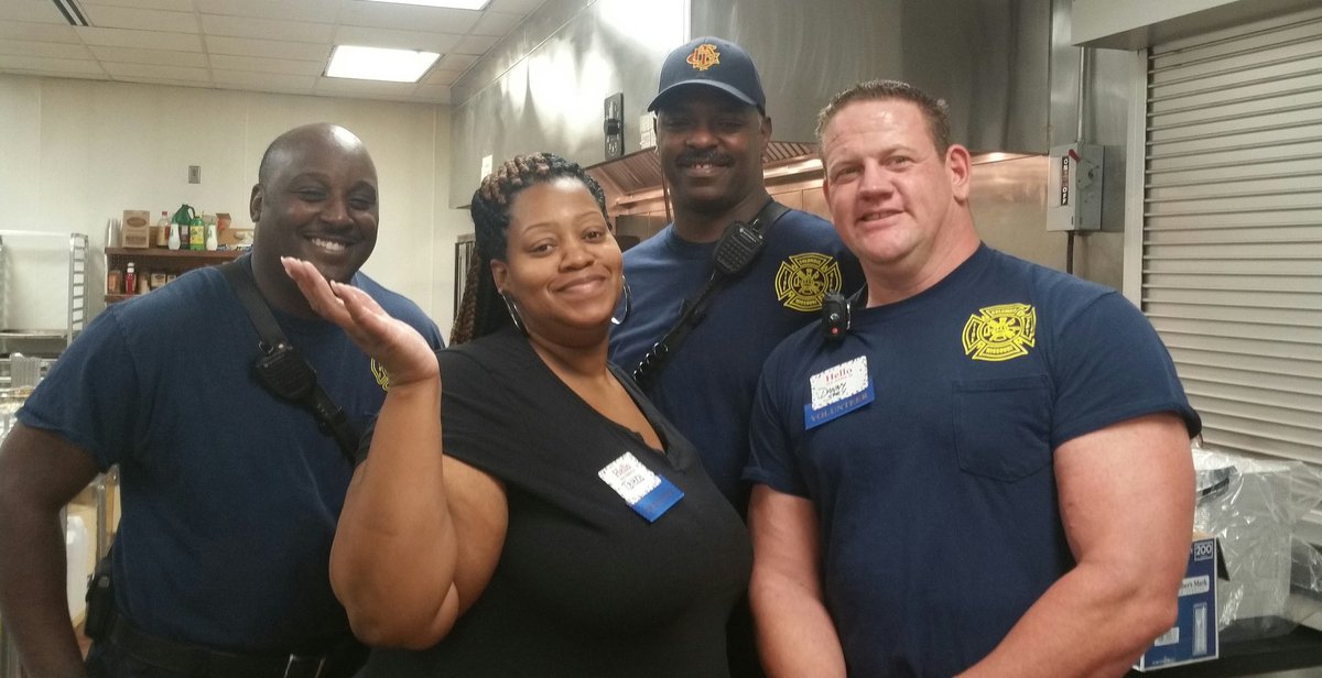 IAFF_CoMo1055's tweet photo. @IAFFNewsDesk @MSCFF_MO @iaffdist2 @woolbright_mark @becker_kurt @Pres_L1055 #iaff L-1055 members cooking and serving food in #CoMo at the Annual Almeta Crayton #Thanksgiving #ThanksgivingDay community dinner #iaffproud #HappyThanksgiving #CPFFCoMo #IAFFL1055
Columbia, Mo. https://t.co/s9N2ycJZwY