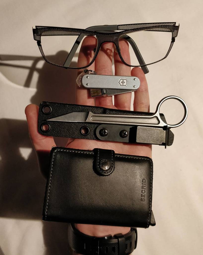 Nova_BE_'s tweet photo. ⚙ Everyday Carry ⚙
.
.
.
#everydaycarry #everydaycarryknife #edc #edcgear #secrid #samsung #jfreyeyewear #tools # #tactical #knife #carry #knifedaily #bastinelli #dougmarcaida #picoeur #victorinox https://t.co/e22CQSFFdj https://t.co/cuUPqFc0lG