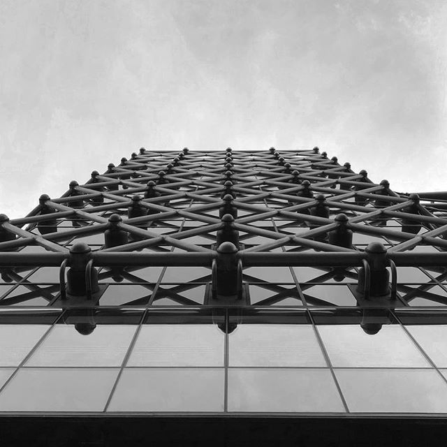 QuirkyCamera's tweet photo. https://t.co/7MzwPtBXzV frame? #lookingup #london #blackandwhite https://t.co/Lrh3YOP9XD