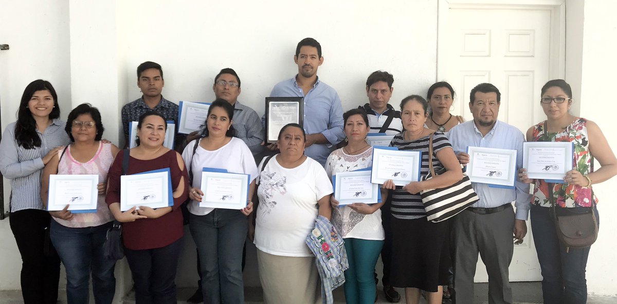 IndeporteChis's tweet photo. @juvydepchis entrega reconocimientos a mujeres que concluyeron el #ProgramaVive @JoseLuisOrantes https://t.co/yDYFfkfTWM