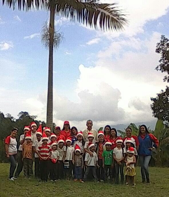 consultoriajvar's tweet photo. El Programa "Dona un Alegría en Navidad" de la Fundación Regional Niño Simón y a nuestra primera combatiente @mariagarciapsuv  por permitirnos celebrar la llegada de la navidad con los niños de la "E.B.E.C natividad Caraballo" del sector la peñita,carayaca". @FRNSVARGAS https://t.co/brWO4YOIRF