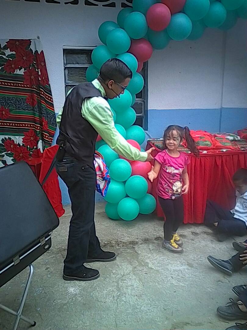 consultoriajvar's tweet photo. El Programa "Dona un Alegría en Navidad" de la Fundación Regional Niño Simón y a nuestra primera combatiente @mariagarciapsuv  por permitirnos celebrar la llegada de la navidad con los niños de la "E.B.E.C natividad Caraballo" del sector la peñita,carayaca". @FRNSVARGAS https://t.co/brWO4YOIRF