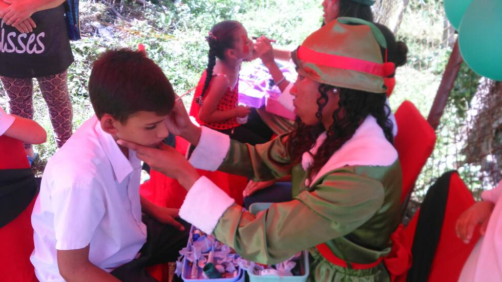 consultoriajvar's tweet photo. El Programa "Dona un Alegría en Navidad" de la Fundación Regional Niño Simón y a nuestra primera combatiente @mariagarciapsuv  por permitirnos celebrar la llegada de la navidad con los niños de la "E.B.E.C natividad Caraballo" del sector la peñita,carayaca". @FRNSVARGAS https://t.co/brWO4YOIRF