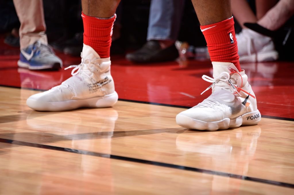 NBAFRANCE's tweet photo. #NBAkicks time! 👟

On sait qu'il y a plein de #sneakerheads dans le coin. 
Mais vous sauriez trouver à qui appartient ces Hyperdunk Off-White? 🤔 https://t.co/wvJrvGhTvW