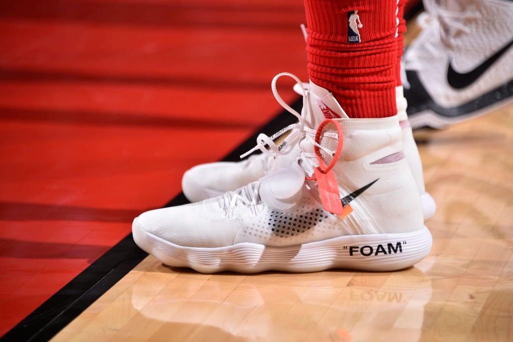 NBAFRANCE's tweet photo. #NBAkicks time! 👟

On sait qu'il y a plein de #sneakerheads dans le coin. 
Mais vous sauriez trouver à qui appartient ces Hyperdunk Off-White? 🤔 https://t.co/wvJrvGhTvW
