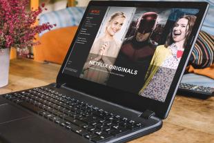 Merca20's tweet photo. El CEO de Netflix reconoce que son culpables de que las personas duerman menos por ver series - https://t.co/9pJlKsTyAL https://t.co/VWfMQKZotr