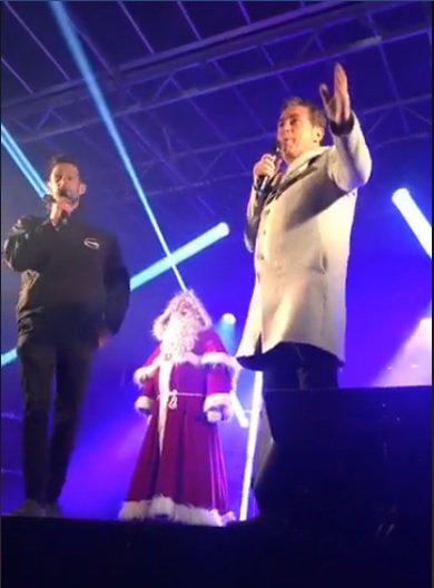 TeamShaneRichie's tweet photo. WATCH FULL REPLAY (12mins): Here's @QdosPantomimes @WokingTheatre #RobinHood @realshanerchie live on stage @WokingShopping doing the #WokingLightSwitchOn tonight! Shane chats to @lewismasonlive @eagleradio &amp; brings his own kids on stage to join in the fun:
https://t.co/Qsno7Uv0Ju https://t.co/dyPuiaC3QH