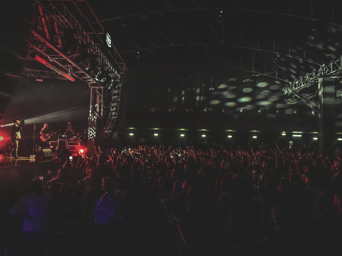 Radio105's tweet photo. È inziato il concerto di @neslimusic 😜👊🏻 #radio105 #nesli105 https://t.co/wRDg7wYU4N
