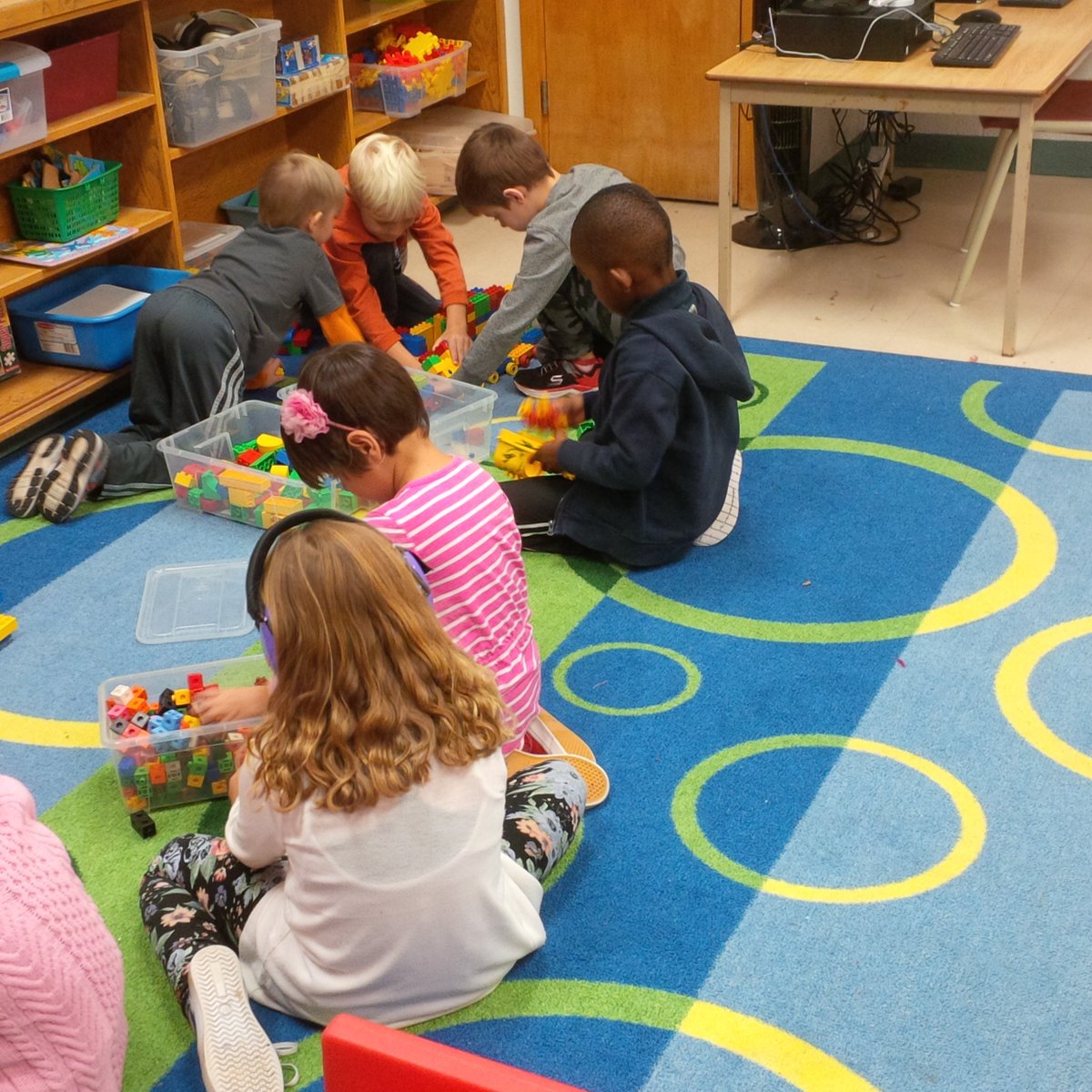 MrsNikolaros's tweet photo. Spending some time being a buddy today and exploring with a new friend in our class #beabuddyweek @stjoesjaguars https://t.co/Xqfd26eUSh
