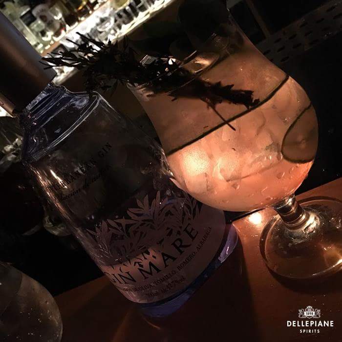 DELLEPIANE1898's tweet photo. Instantáneas de las noches de #GinTonicAstral con @joefernandezok. #HOY en #ViudaNegraBar. ¡No se lo pierdan! #dellepianespirits #ginmare https://t.co/ZEmveHuTsf